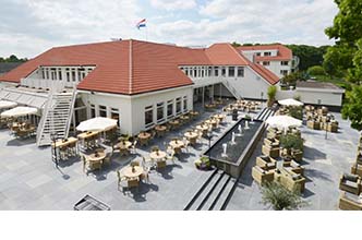 Pand met terras van Fletcher Hotel-Restaurant 's-Hertogenbosch